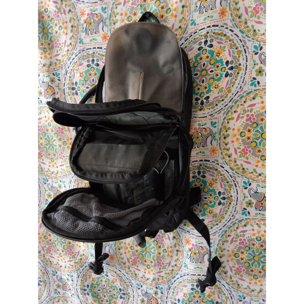 Camelbak M.U.L.E. Maximum Gear Hydration Pack Black Padded Straps Bladder Inc.